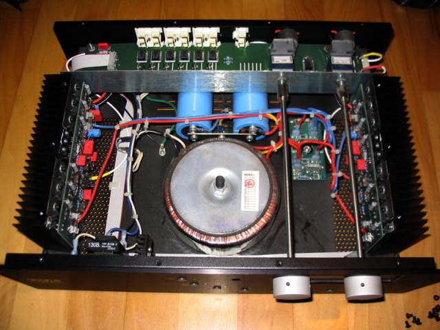 The Insides... hefty toroidal transformer and caps...

C'mon - this thing is DYING to be modded!