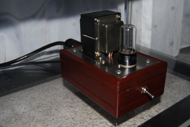 Promitheus Apollo Tube Regulated Power Supply Unit - Beefy unit with nice lacquer and finishing