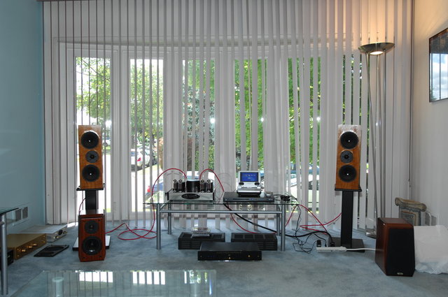 Audio setup in the living room: Shamrock Audio Keelin, Vista Audio model i34