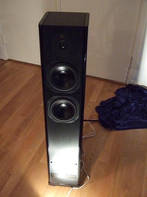 Electrocompaniet Prelude loudspeaker. - This little (42 high...) speaker really impressed me at the Horten Show (Norway) this fall!
It is a little svelte speaker, but sung quite nice!
This is a co-project between several people.
Me and my brother had a very nice talk with Volker Hunger from EC about this speaker.
Again, this speaker sung way over its asking price!!! Way over!!
EC has done it again I belive, this is a gem! This one played music and loved doing it!
I don't know how else to say it! It was an emotional experience to listen to it!!