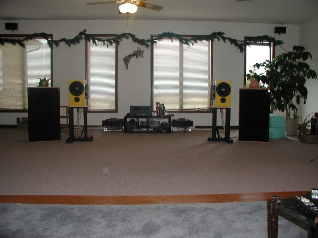 zu monitors in room
