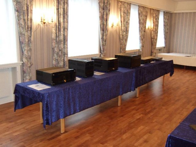 Electrocompaniet amps lined up neatly. Horten Show 2007 - From the left - going right: AW250R, AW180, AW400 (Nada), Nemo (newer iteration), ECI 5 - (2x120w integrated - new model), ECI 3 (2x 70w)

Not much is written about the AW(Ampli Wire)250R. This is the 250w stereoamp, in newer iteration here as well, but as I said, not much is written about it. It is an unsung Hero of the EC line up you could say. It will become a 1000w monoblock if bridged. And is the most neutral (to my knowledge) amp that Electrocompaniet makes.