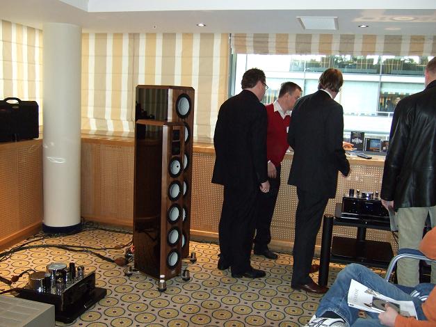 Mr Marten (Olofson) and Mr Jorma for scale.
These speakers are not big!
They do pack a huge sound however!