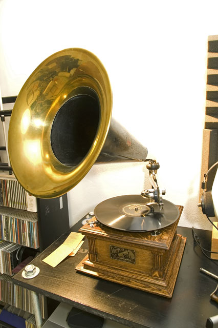 The horn. - Original 11 3/8" "G" Horn. This is what's call "Outside Horn machine" And this type of machine is refer to as just Victor and not Victrola of which is a inside horn machine.