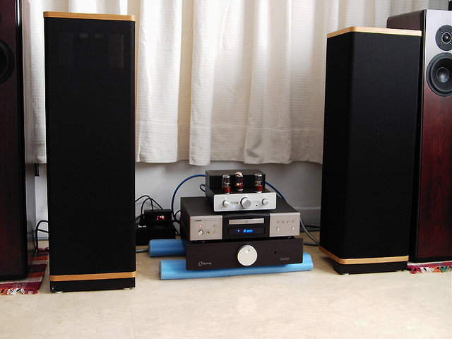 Vandersteen 1C with AES AE 3 mk II pre, Xindak Muse CD 3.0 and Odyssey Cyclops