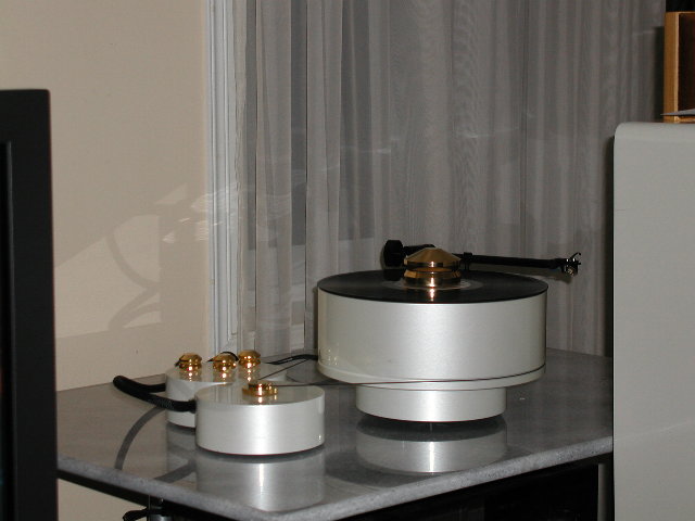 Symphonic Line RG6 with RG8 cartridge mounted on a Linn Ekos tonearm.