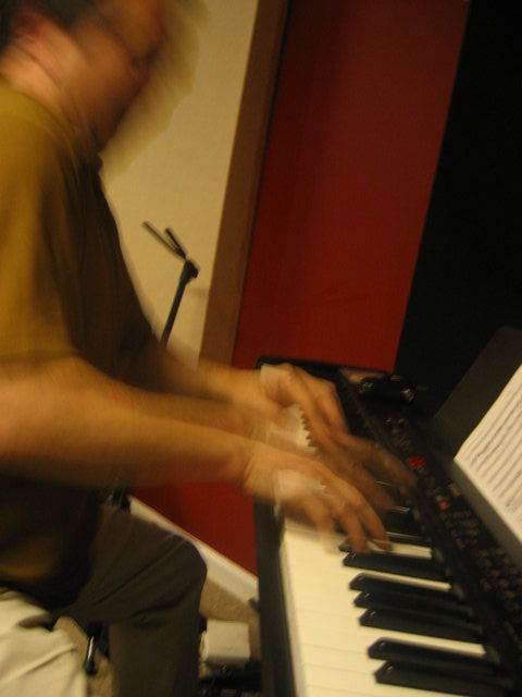 Garry on keys - Garry jamming on the keys at the May 2008 NY Audio Rave