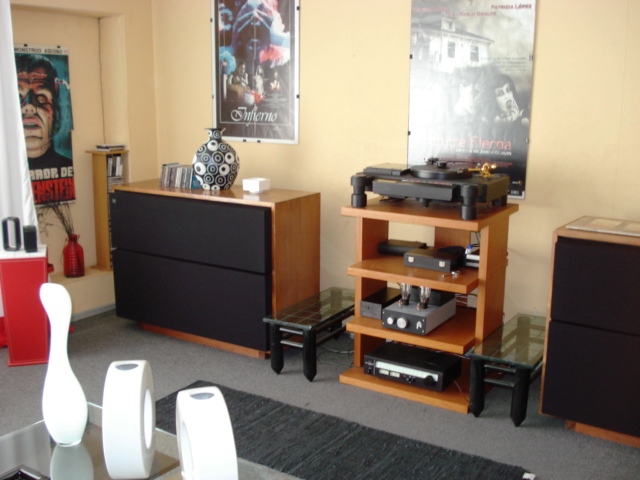 My analog rig. 

TT : Nakamichi TX 1000
T.arms: Sme 3009-RG 24k limited
and SME Ser.III.
Cartridges: ortofon Mc2000 MC 20 MKii
Phono pre: Ortofon T-2000 T20 perreaux Phonomena. 

Amp in pic. Audion SN MKII SET replaced with Canary Audio Ca-339 cary audio SLP 94L. 

Speakers : JBL 4350 with modified crosssover.