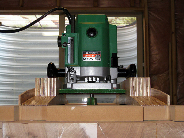 IMG 0237.JPG - The router is the venerable Hitachi M12V at 15A, 3Â¼HP. It will accept a Â¼" or Â½" shaft bit and weighs in at 12.4lbs. The bit is a Grizzly double fluted straight bit, Â½" shank, 1Â¼" cutter diameter and 2â…" OAL.