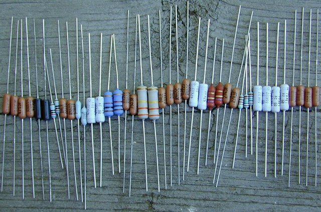 Audio by Van Alstine "Ultimate Stereo 70" Rebuild Kit - Resistors - Laid out in order - Start by laying out ALL the resistors in order. Be especially careful that you choose the correct 270K and 1K resistors. The kit comes with both 1/2 and 2 Watt versions of these resistors. Don't get them confused!