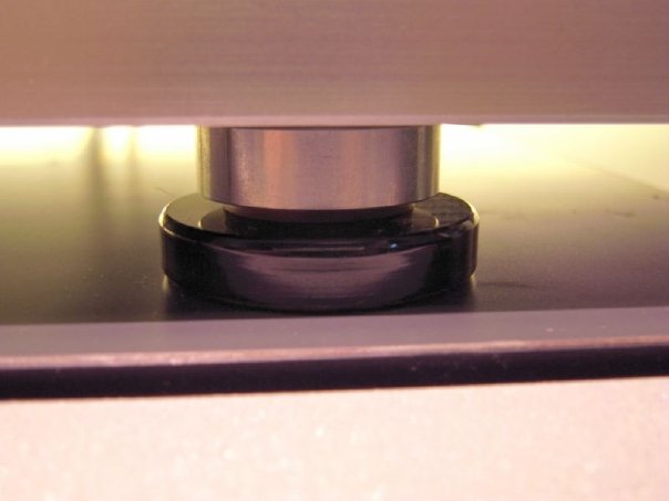 The sturdy RIQ5010 Smoky Quartz Insulator as a footer under a 60kg amp