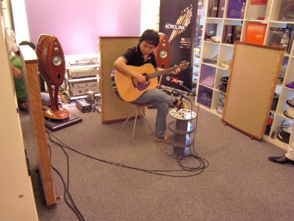 Mitura Araya proves his skill as a consummate fingerstyle guitarist to an amazed audience