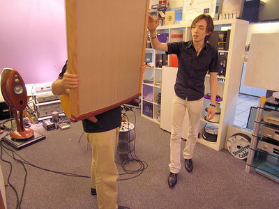 Aki-san recites the 101 virtues of RWL3 Acoustic Conditoner while poor Ken-san has to lift it