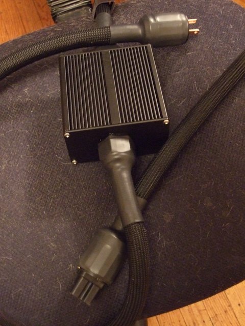 Top view of HE - another view of Paul's conditioned power cord...ask 'Happy Ending'. Corny name if you ask me...but since I wasn't asked...