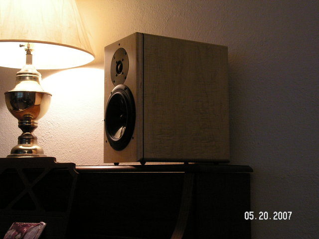 Onix x-ls classic monitor in white shadow maple