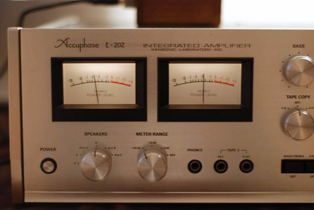 Accuphase E202 Meters