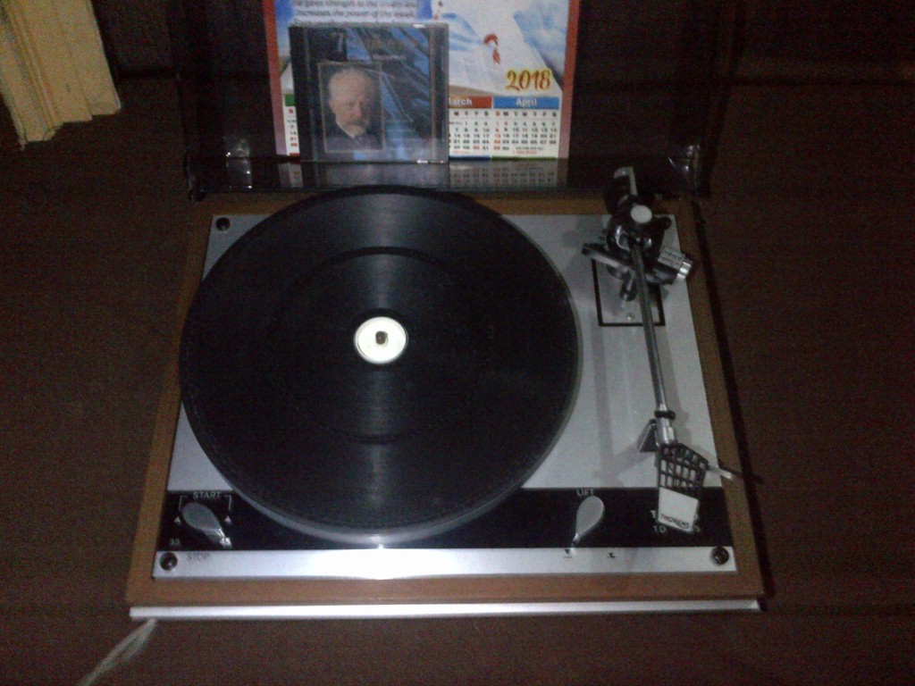 IMG-20180110-00197 Thorens 145 with 2018 calender