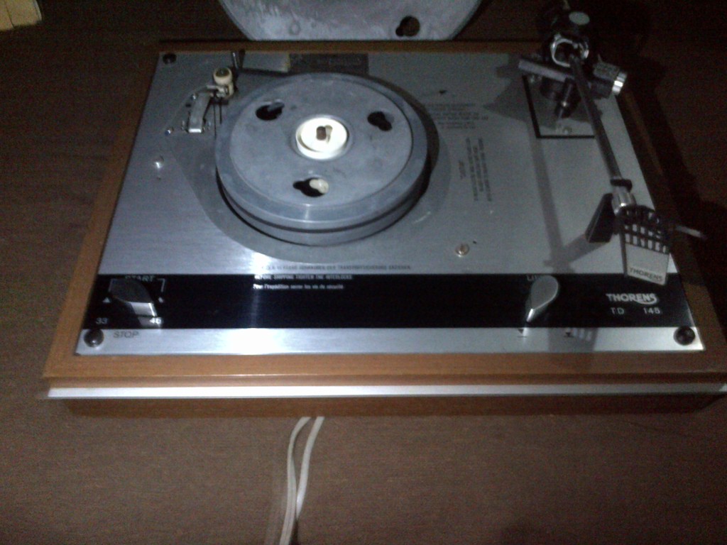 IMG-20180109-00179 Thorens 145 front with platter off