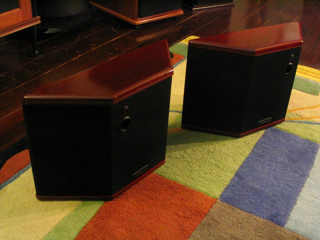 Von Schweikert TS-210 - Excellent condition. The socks are in perfect condition - no runs pulls or snags.
The wood is in excellent conndition as well. The white spots that appear in the photo on the edge and on the top/left side of the left speaker are just flash reflections - NOT blemishes