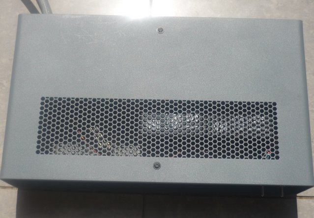 "Paris" Head Amp - top view of case