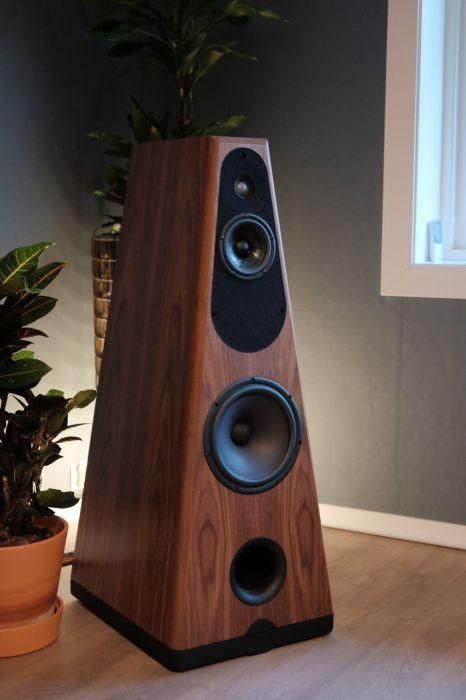 Respons Magna Musicum.
Neutral, Etheral, Dynamic like a freqqin Nuke - yet extremely micro-dynamic as well. 
Needs kind of powerfull amplifier. 
Aprox 20 thou Dollarsis in price. 
What to say. High-Dollar and extreme top end Ultimate company product killer..
You do not wanna put your high dollar 400k $ top model next to this one in a demo... 
There will be tears...