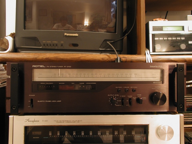 rotel rt-2100 - front, lites off