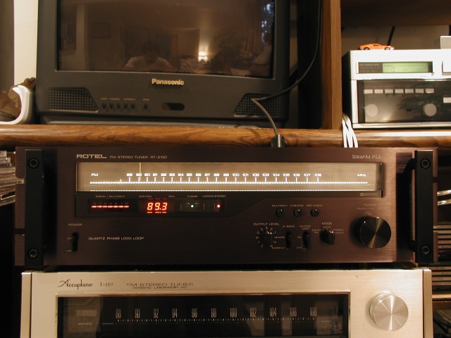 rotel rt-2100 - front, lites on