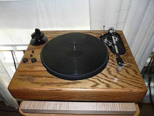 This is my new (used) SME M2-9 and Lyra Lydian Beta cartridge mounted up on a custom Cosmos armboard and all that on the Sapphire turntable. Analog heaven.