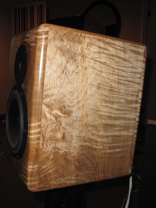 X-LS Encore by Uilleam Audio flash details the spalted maple