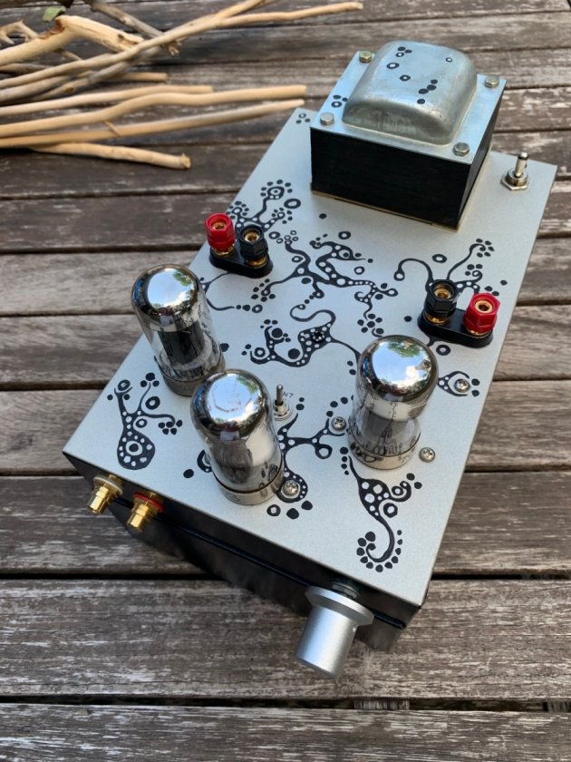7C5 (Loctal 6V6) and 7F7/7N7 (Loctal 6SL 7/6SN 7) amp built into a vintage card box. Includes a switch to optimize 7F7 or 7N7 loading.