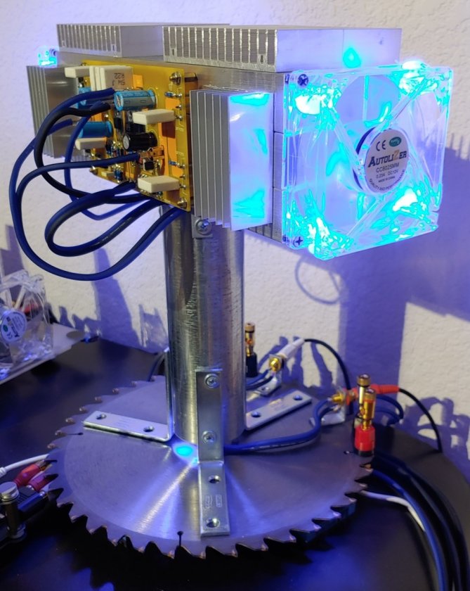 Nine 1” square aluminum tubes form a forced-air “horizontal chimney” heat sink substructure.