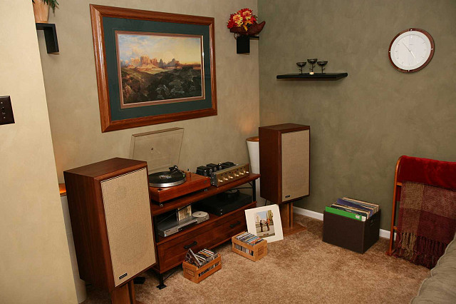 This IS your dad's stereo system! The brand new, old vintage system.