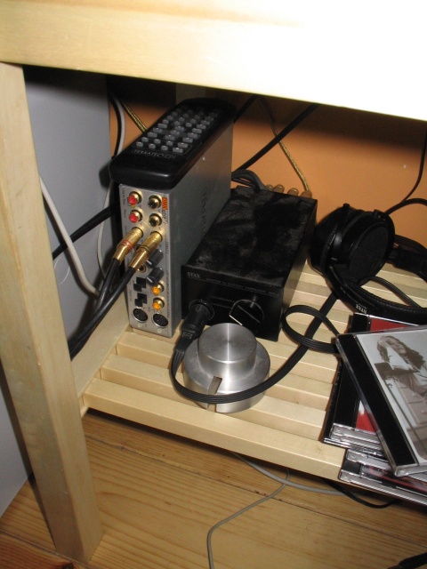 my other toy`s, terratec 24 bit sound card, stax head phone and an other turntable puck
a little piece from my sony vaio 3 Ghz. pc