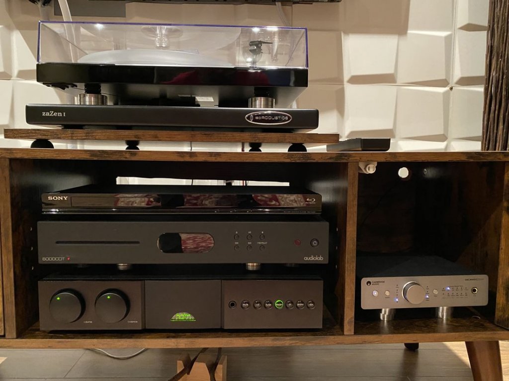 best-ISO-acoustic-feet-project-audio-carbon-debut-turntable-stop-skipping-humming