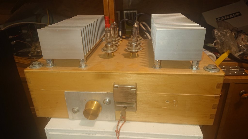 Heat sinks of this size are sufficient for the IRFP260. During operation, they keep about 60 degrees. The amplifier is over a year old and when using a transformer in the 24V / 16.6A power supply, it gives off about 2x8-10 watts. Unfortunately, with the classic power supply you can hear a slight humming noise, which is why I changed the power supply to pulse 24V / 8.6A. There are no disturbing sounds at the expense of a slight power reduction.