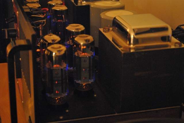 VTL´s MB-300 Monoblocks a nice view of KT-90 burning