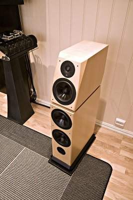 vr4j on 20kg granitt rock, isolates the speaker from the hard wood floor.