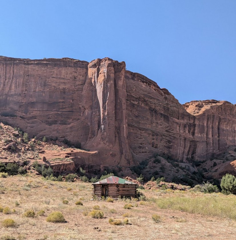 Traditional hogon - Canyon de Chelly