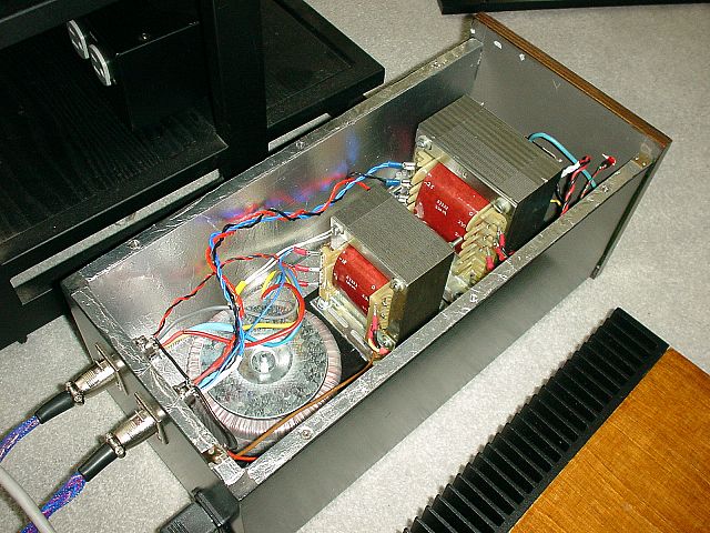 internal pws. 2 aksa 55 watt one ei, one toroïd, a smaller ei for the AKSA 30 watts.
the ei's rally get hot. in total over 14 kilo's
underneath the alu foil is silverpaint as is visible on the back of the front plate