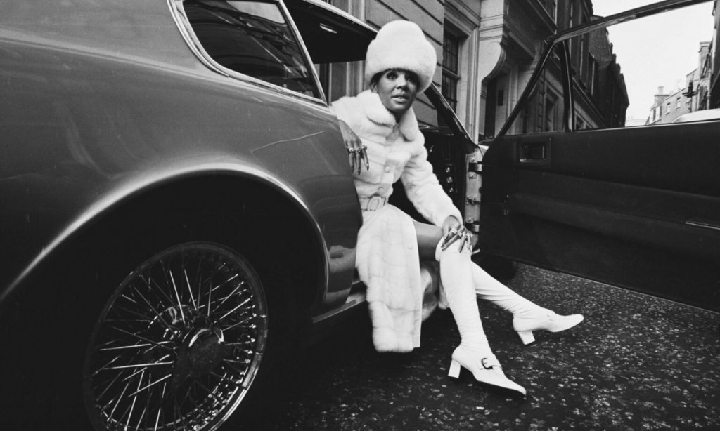 Aston-Martin-DBS-Shirley-Bassey