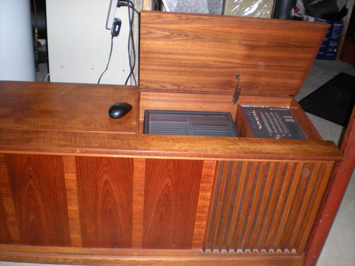 Telefunken floor radio - holds my PC, 1TB drive, wireless keyboard and mouse, and 17 inch LCD - exclusively for my SB3.