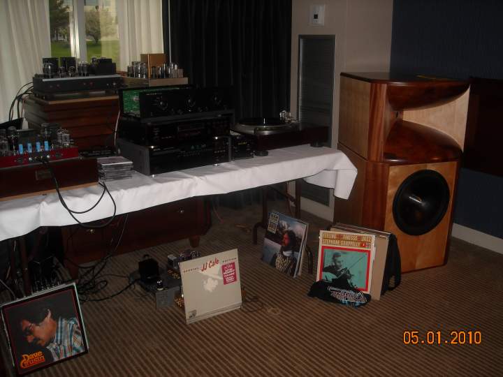 Member room, Kegger and Cosmos
jbl 2445s on top, bi-amped