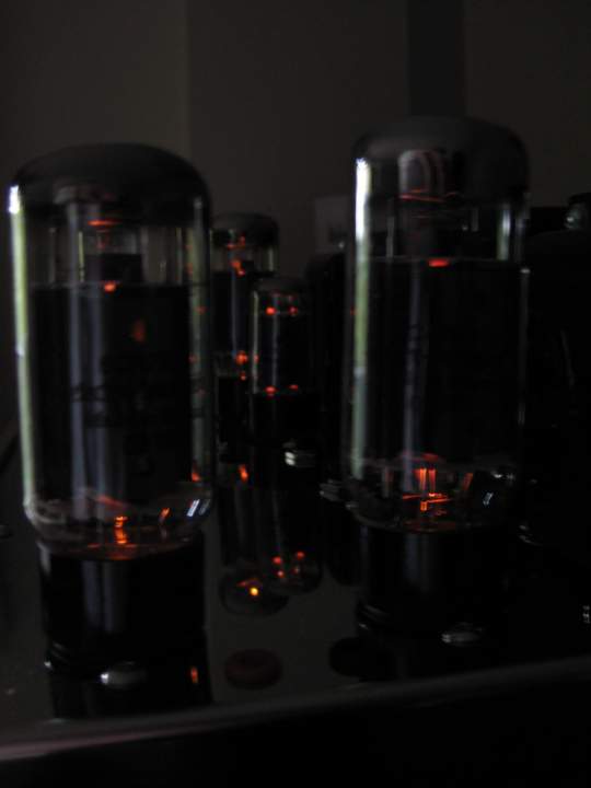 Glowing tubes on the Van Alstine Ultravalve tube amp :)