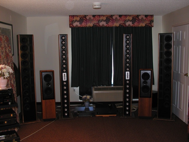 Besl room. Interesting line arrays. I thought the front end left a little to be desired, but the tall ones with the silver midrange drivers sounded pretty nice.