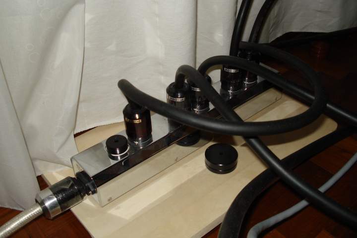 oyaide MTB-6 power distributor..