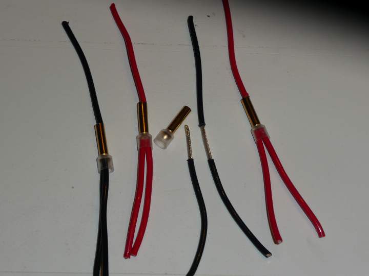 Class D Audio SDS-450 mono amp internal speaker output jumpers to Neutrik 4-pole SpeakOn connector to facilitate biwiring through a single connector.