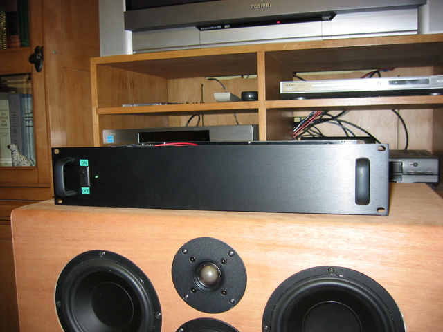 Hypex Uc D 400amp 0.jpg: 
Black brushed aluminum Series 12 made by Par-Metal. Rack mountable with vent holes in side panels.