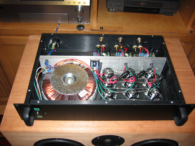Hypex Uc D 400amp 2: 
Power supply consist of 1000VA 45-45 toroid transformer and 4 Panasonic TSHA 4700uF 80V 35-50 capacitors.