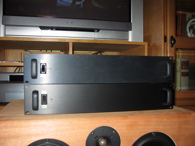 Hypex Uc D 400amp 7.jpg: 
The two amplifiers.