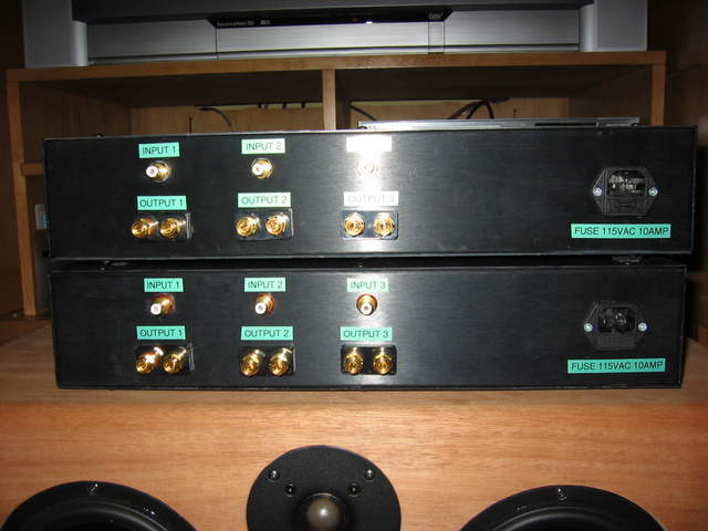 Hypex Uc D 400amp 9.jpg: 
6 channels of input and output. Standard IEC and fuse holder.